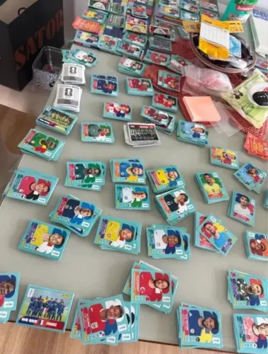 Troco figurinhas normais em legends