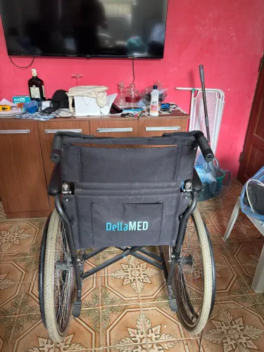 Cadeira de rodas semi-nova