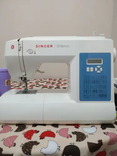 Máquina de costura Singer Brilhance 