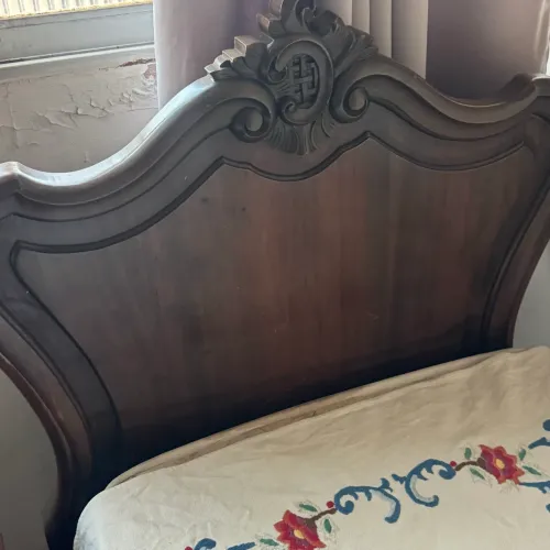 Cama solteiro com criado estilo provençal