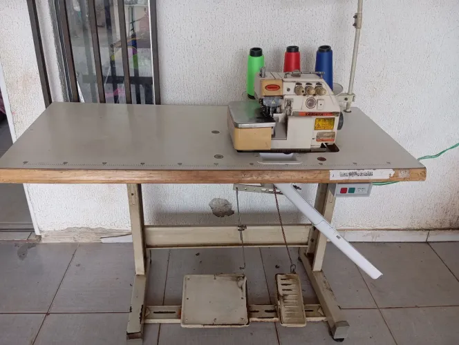 Máquina de costura overloque industrial