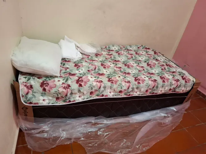 Cama box semi nova