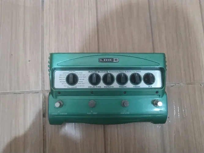Pedal de delay LINE 6