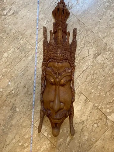 Peça decorativa em madeira entalhada-artesanal