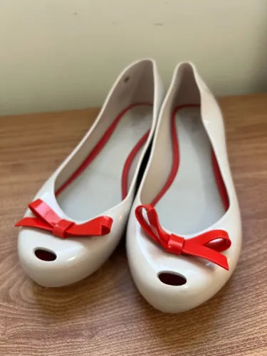 Sapatilha Melissa bege com laço vermelho 39/40