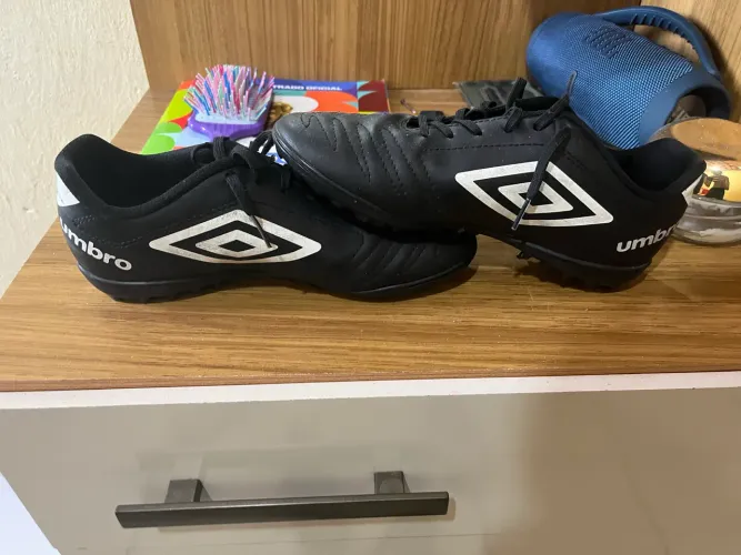 Vendo chuteira da umbro valor 80 society e outra chuteira de campo da tooper  valor 90