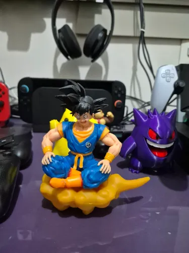 Goku na nuvem voadora boneco