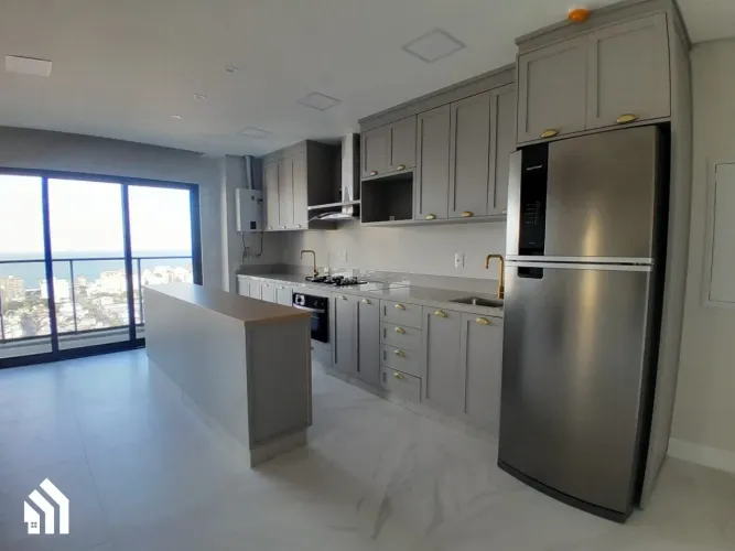 Apartamento semi mobiliado com 02 suítes, 02 vagas de garagem e vista para o mar na Praia