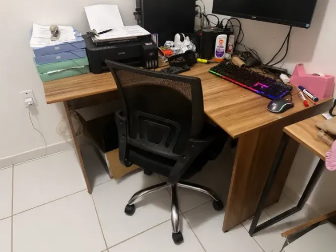 Mesa de escritório em L Ampla e Resistente