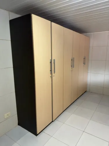 Guarda roupa de madeira maciça