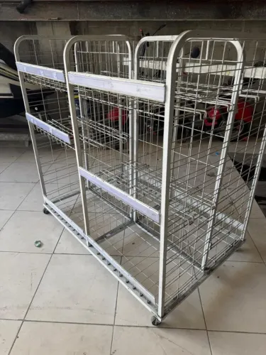 Carrinho expositor com rodízio aramado gaiola e plateleiras
