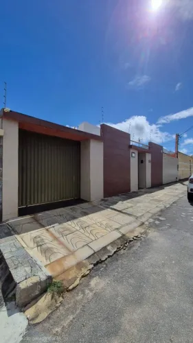 Casa solta para venda no Bairro Candeias em Vitória da Conquista - BA