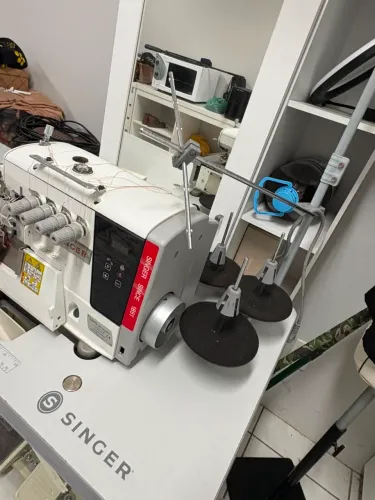 Máquina Overloque Ponto Cadeia Direct Drive 324G Singer