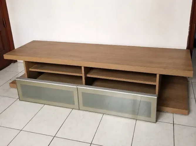 Rack para TV até 75" Amadeirado (2m x 0,50m) com Portas de Vidro - Ótimo Estado!