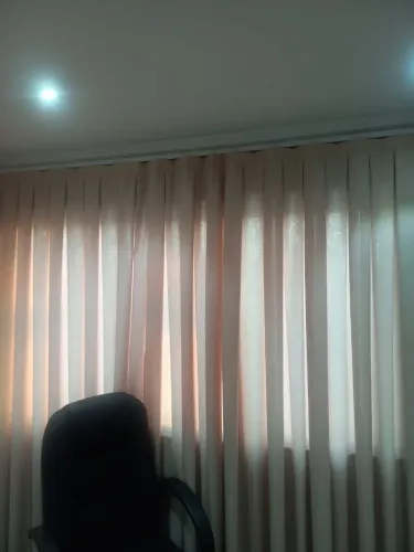 Cortinas de excelente qualidade com Trilho de parede.