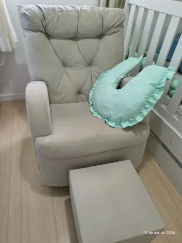 Poltrona de amamentação modelo Elise + Puf + Almofada R$ 850