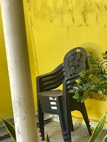 CADEIRAS DE PLASTICO PRETAS