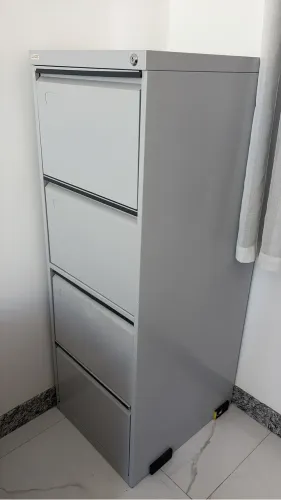 Vende se armário com 04 gavetas 