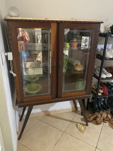 Cristaleira Vintage Pés Palito com Tampo de Mármore - Impecável (Motivo Mudança)