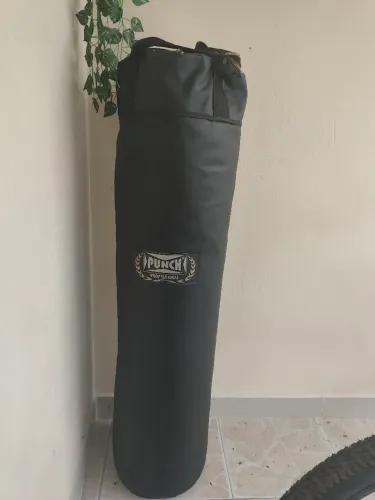Vende-se saco de pancada com suporte