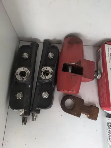 Trava para porta de enrrolar 