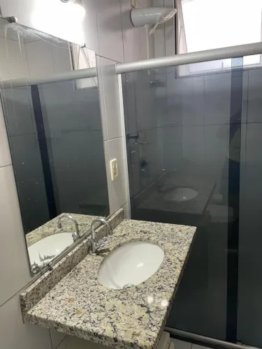 Bancada de banheiro com pia e torneira 