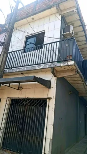 Casa de 3 Andares com 3 Suítes e 2 Kitnets à Venda Próxima à Augusto Montenegro