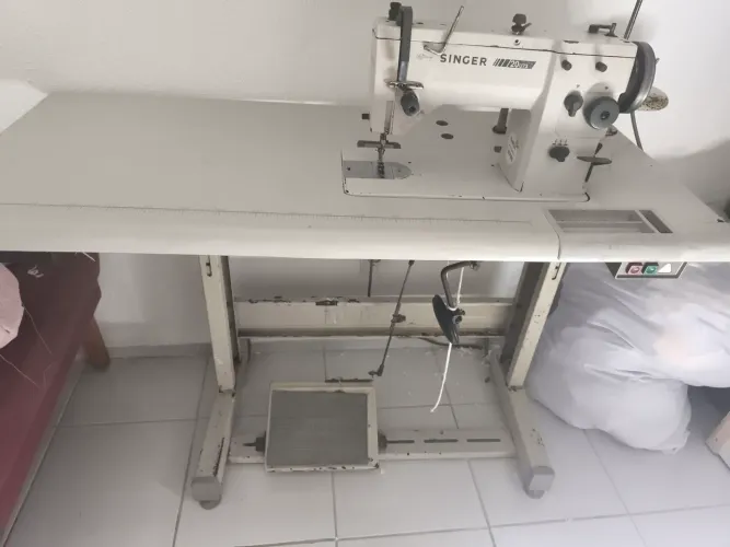 Máquina de costurar reta singe