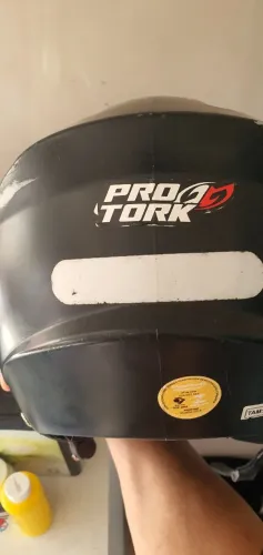 Dois capacetes preto e branco