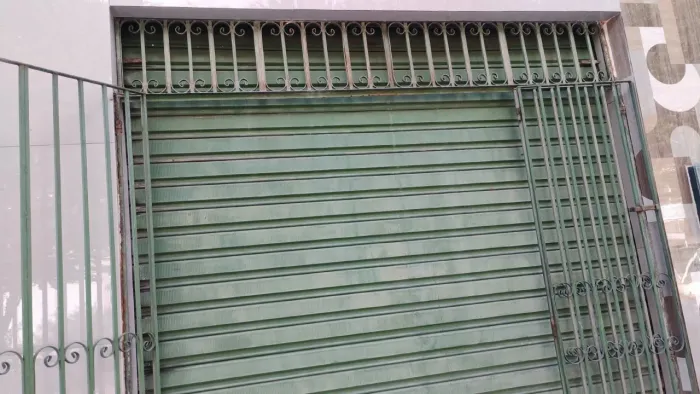 Porta de rolo e portão com bandeira