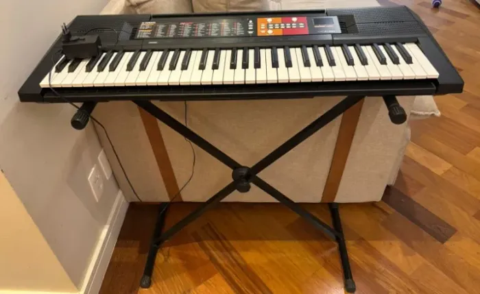 Kit Teclado musical Yamaha PSR Series PSR-F51 61 teclas preto, Suporte e Bag