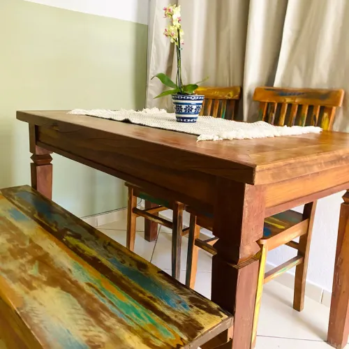 Mesa de Jantar em Madeira Maciça 130x80 + 2 Cadeiras e Banco | Artesanal