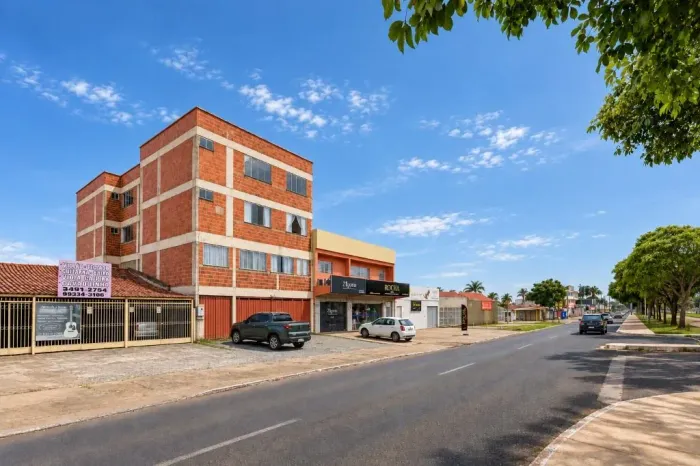 Prédio com loja e apartamentos na avenida principal da M Norte