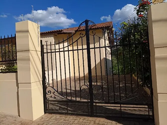 Casa para venda e locação em São Carlos com 8 quartos / salas. Imóvel comercial