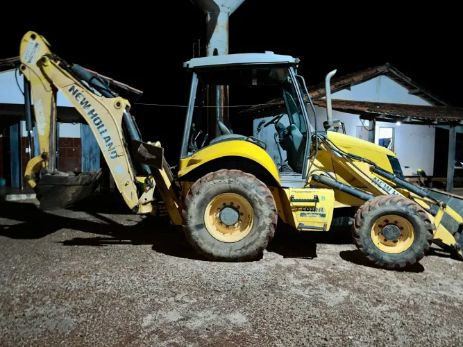 Retroescavadeira New Holland B95 - Ano 2014