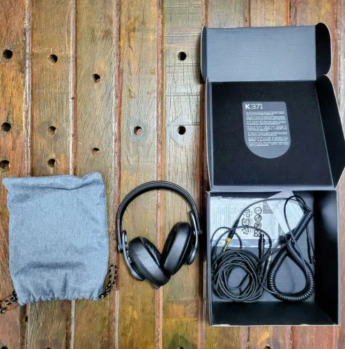 AKG K371