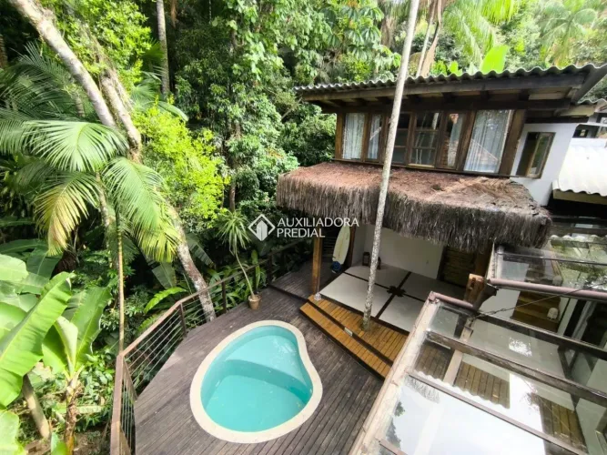 Casa acolhedora de arquitetura única, em localização privilegiada, próxima à lagoa e das b