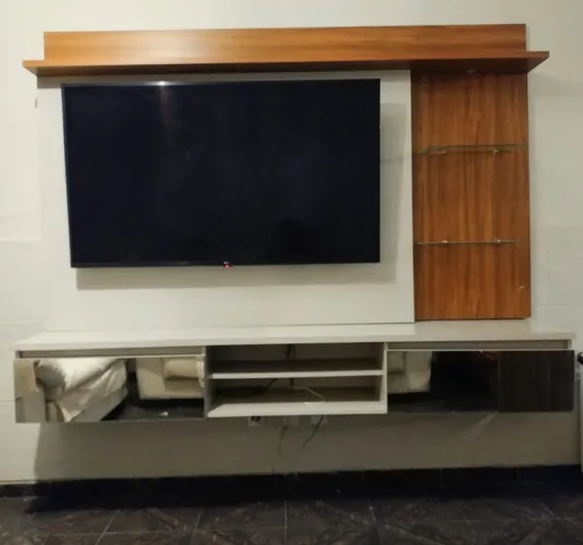 Painel de TV com gavetas espelhadas