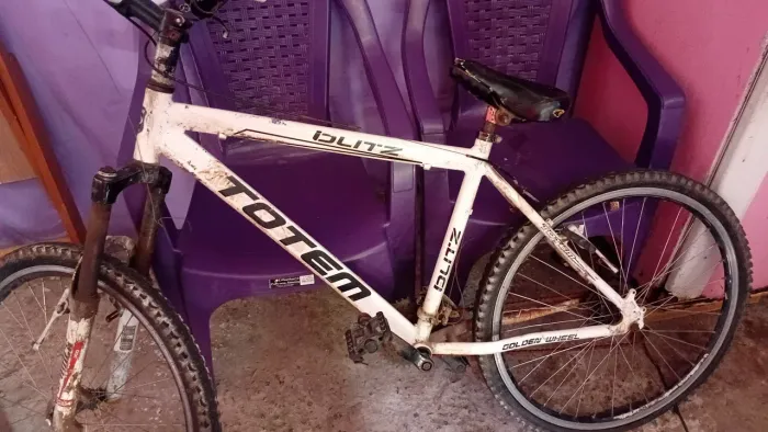 Vende - se essa bicicleta, está sem freio e um pneu furado