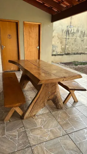 Vendo mesa rústica de madeira maciça