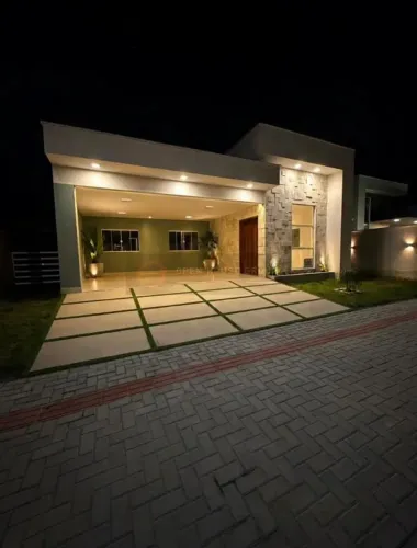 CASA LINEAR DE ALTO PADRÃO NO CONDOMÍNIO SOLARIS) EM MARICÁ - 370M², 4 QUARTOS(SENDO 2 SUÍ
