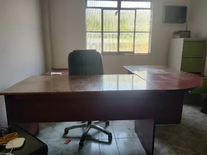 Mesa de Mármore + Cadeira de Escritório
