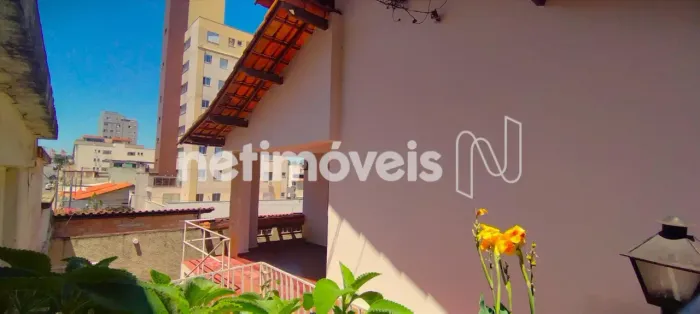 Casa Residencial Comercial, estilo colonial, com 04 quartos, 3 salas em 2 níveis.