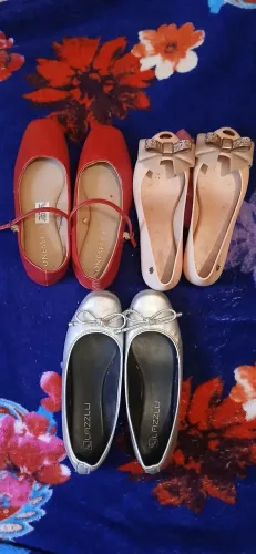 Vendo Sapatilhas - 25 reais cada.