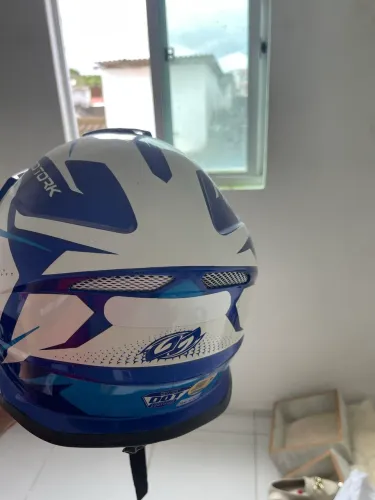 Vende-se capacete, novo!
