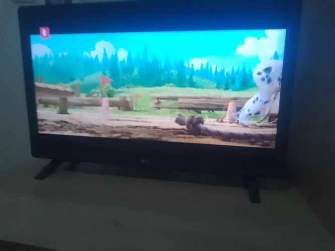 Vendo tv 24 polegadas nova vai com controle