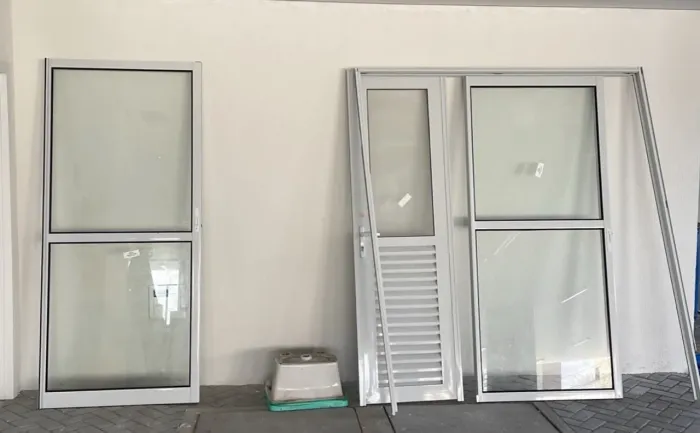 Vendo duas portas de alumínio