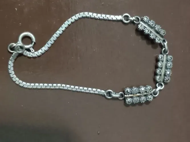 Pulseira em marcassita com detalhes dourados