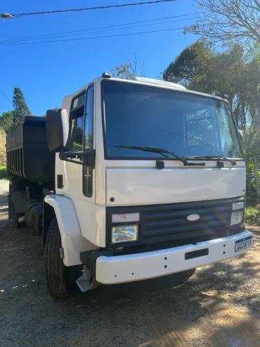 Ford cargo na caçamba