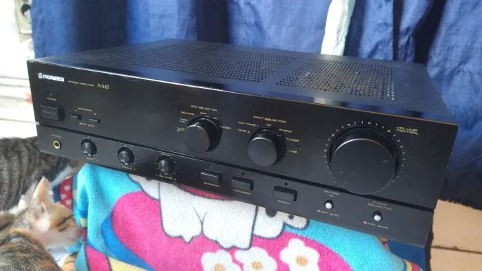 Amplificador de som dos 90s em perfeito estado